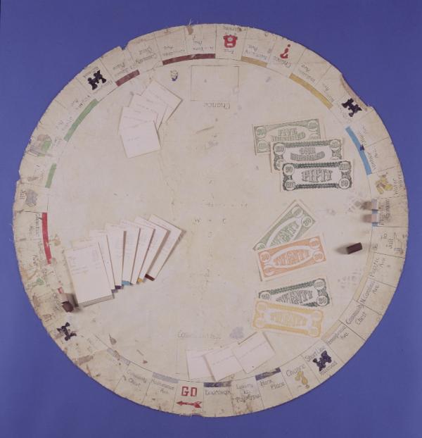 Image of the circular board with accessories.