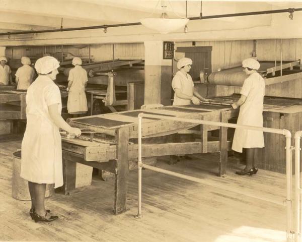 Production; knock out department; bar production; female employees catching molds, 1930-1935.