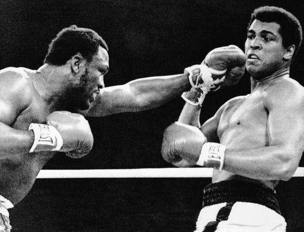 Joe Frazer attempting to punch Mohammad Ali