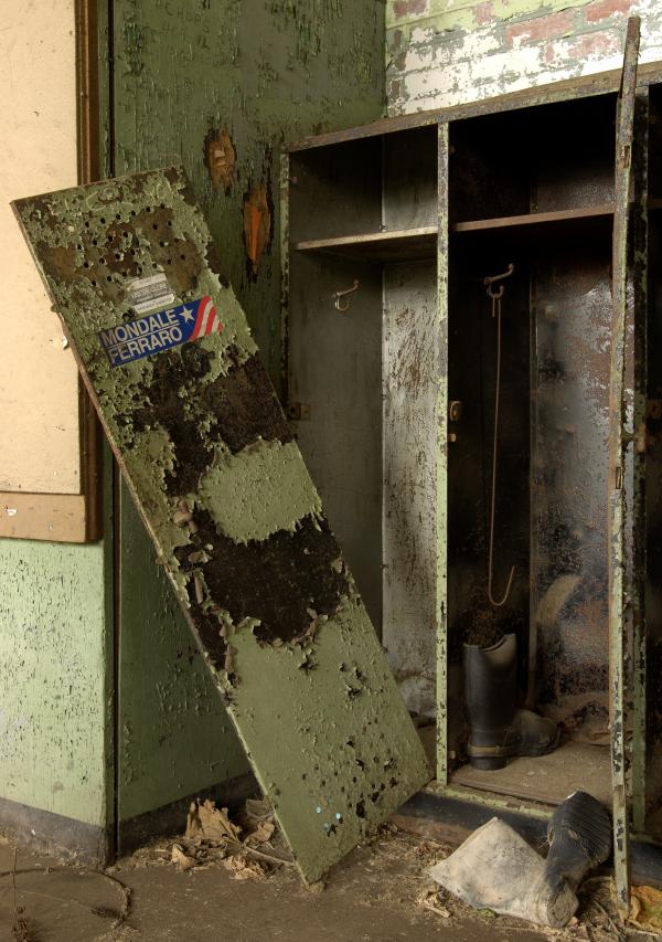 Bethlehem Steel, Abandoned locker, 2006. 