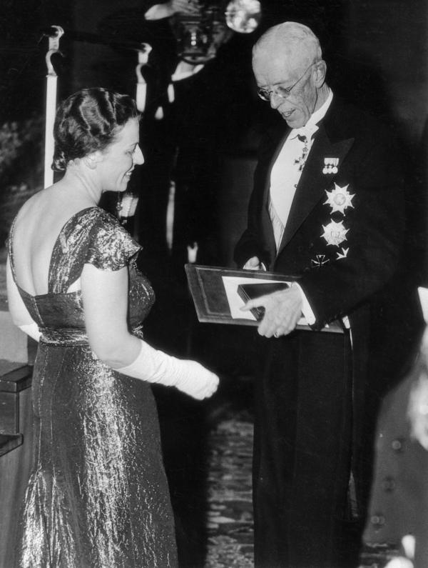 King Gustav of Sweden is shown presenting the Nobel Prize for Literature to Pearl Buck.